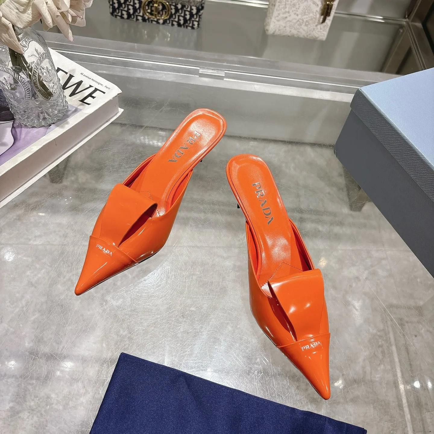 👟👟Ex-factory price 540👟👟 PRADA* Prada 25ss spring and summer new Mary Jane pointed-toe high-heeled shoes fashion shoes. Purchased from the original version and developed 1:1, perfect details, comfortable on the feet, can be matched with beautiful spring and summer clothes, exquisite and durable 🤩 ✔Upper: original open edge beaded cowhide ✔Inner lining: sheepskin ✔Outsole: Italian leather outsole ✔Heel height: 5.5cm, 7.5cm ✔Number of yards: 35-40 (41 can be customized and non-refundable) ✔Packaging: original full set of packaging